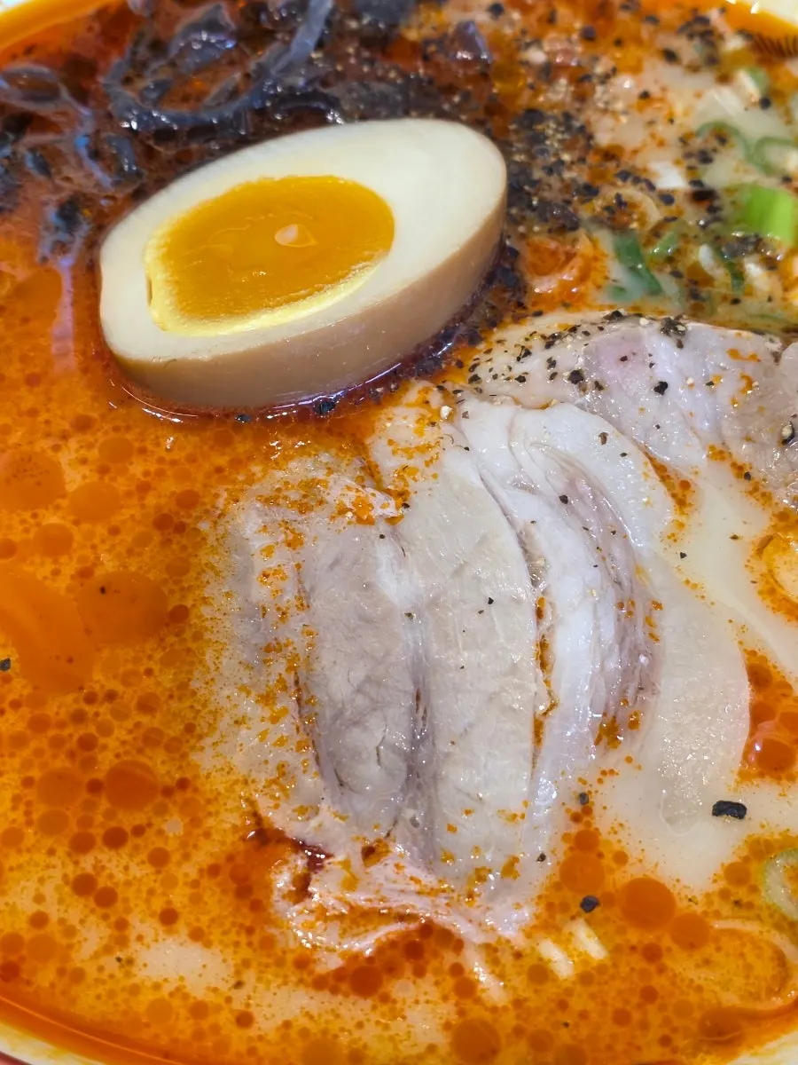 細麺をすくい上げたカライラーメン