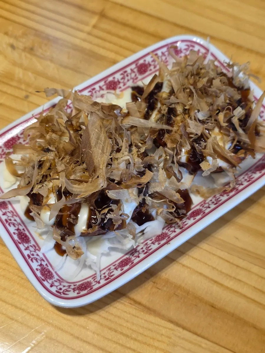かつお節をのせたミニお好み焼き