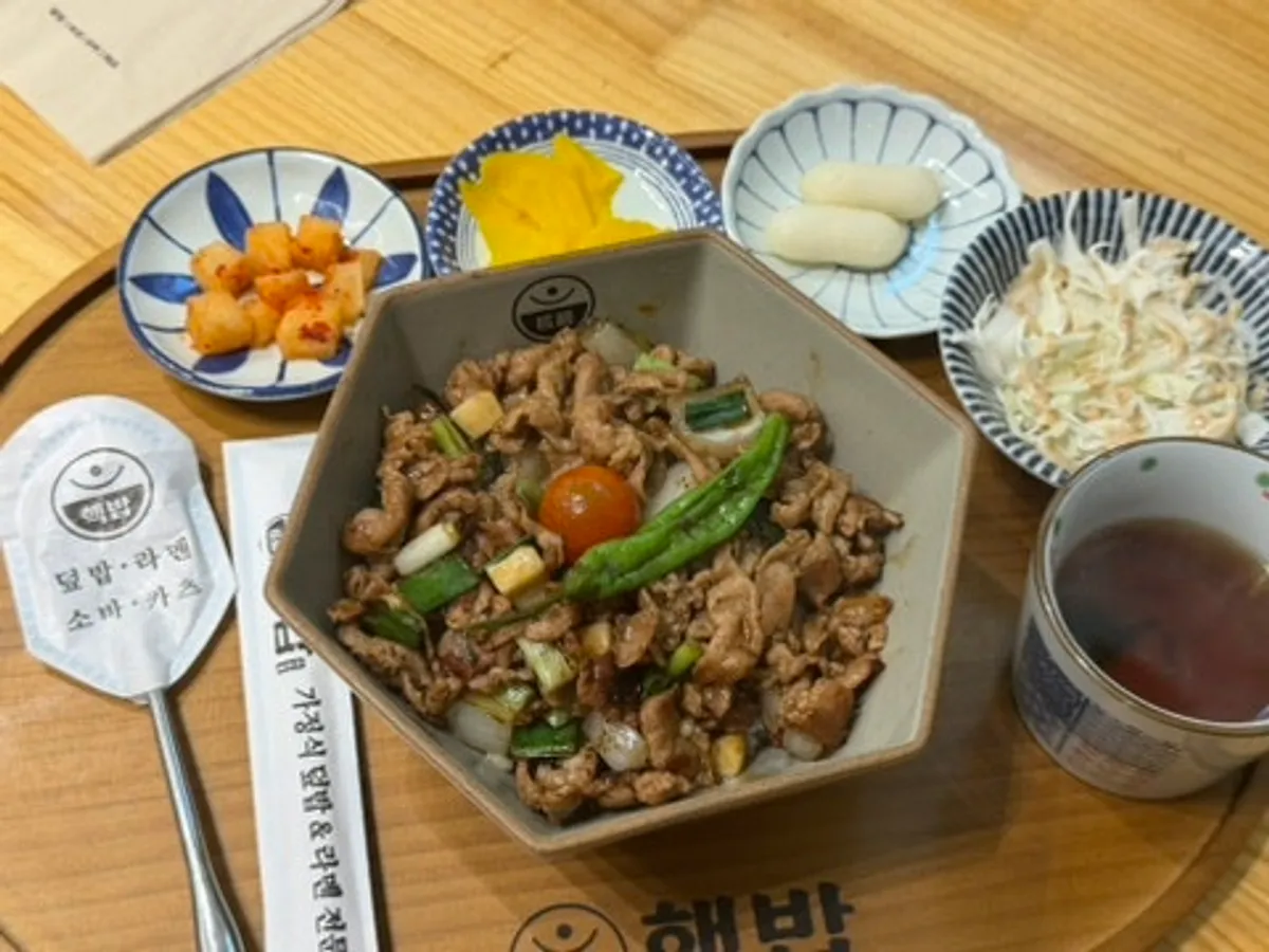 A bowl of meat-loaded rice bowl at Hekbap Kkachisan Branch