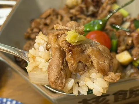 Close-up of the meat-loaded rice bowl topped with wasabi