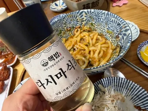 Mixing the egg yolk into the mazesoba