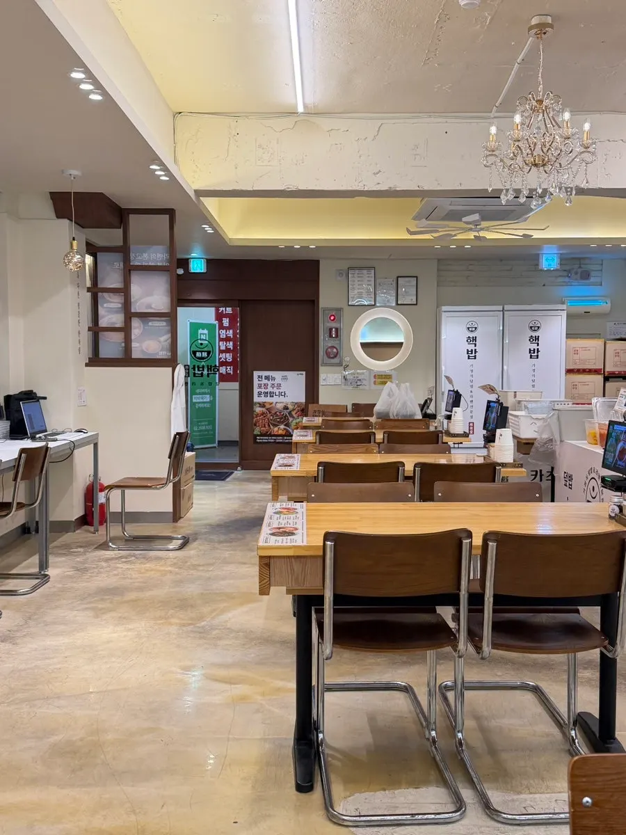 Full view of the spacious, comfortable dining hall at Hekbap Kkachisan Branch