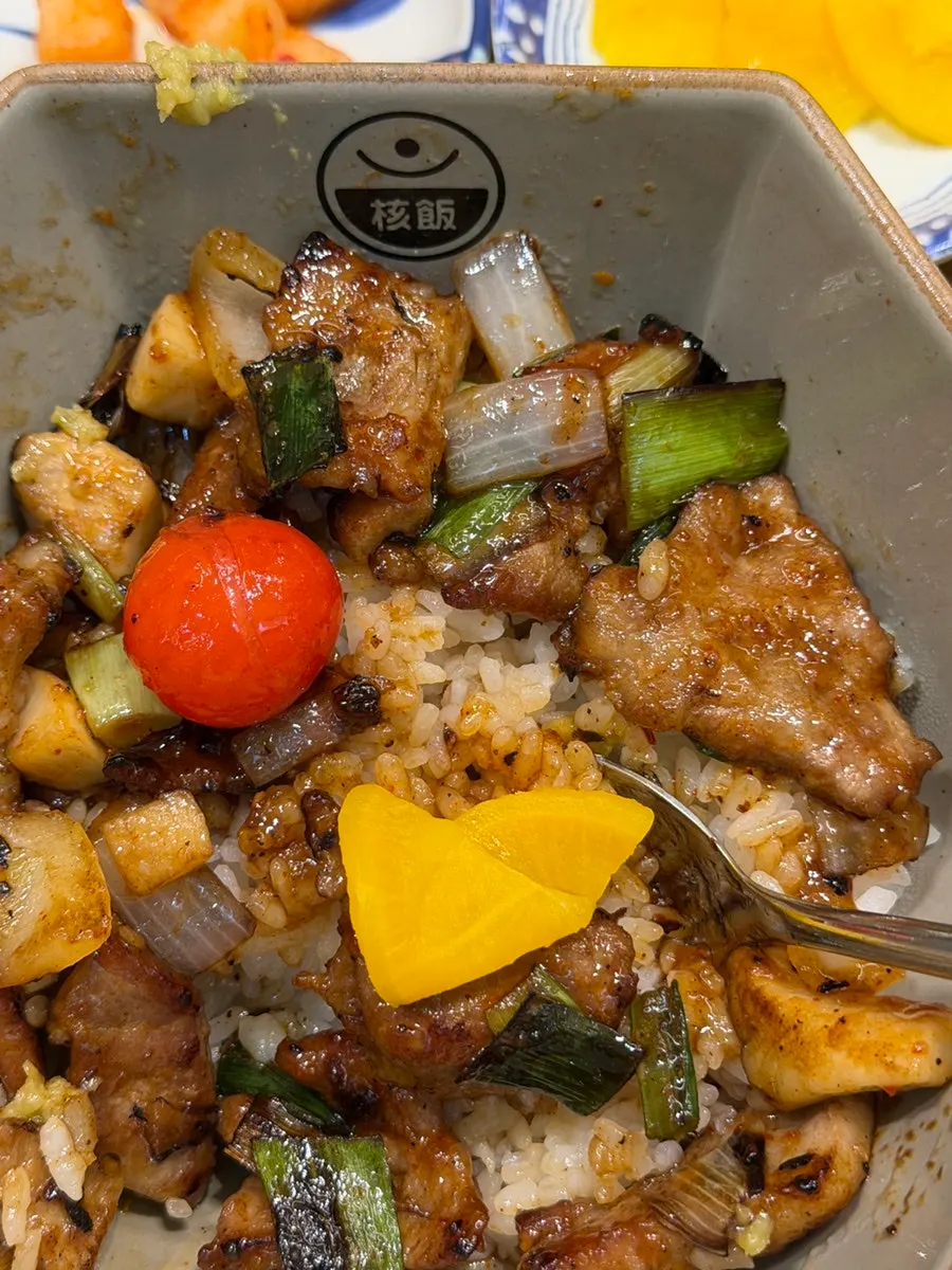 Seasoned rib rice bowl mixed with mushrooms and grilled scallions