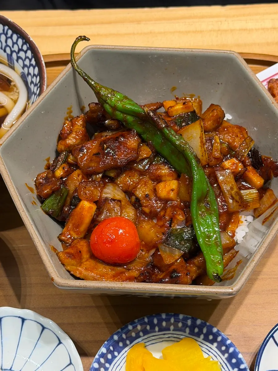 Pork jowl rice bowl set served with udon and karaage