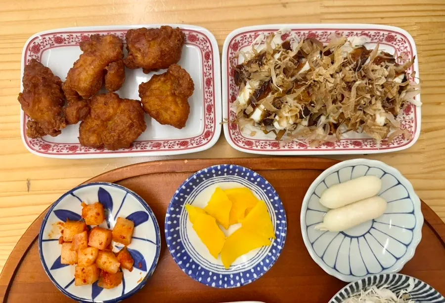 혼밥 테이블에 놓인 연어덮밥과 사이드