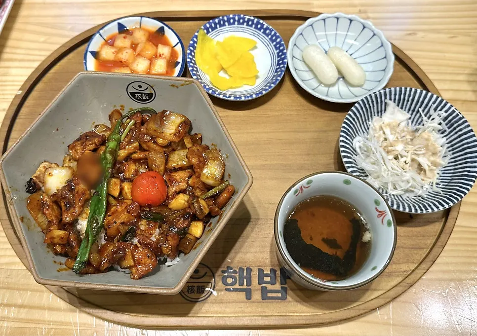 Full spread of the spicy pork rice bowl at Hekbap Kkachisan Branch