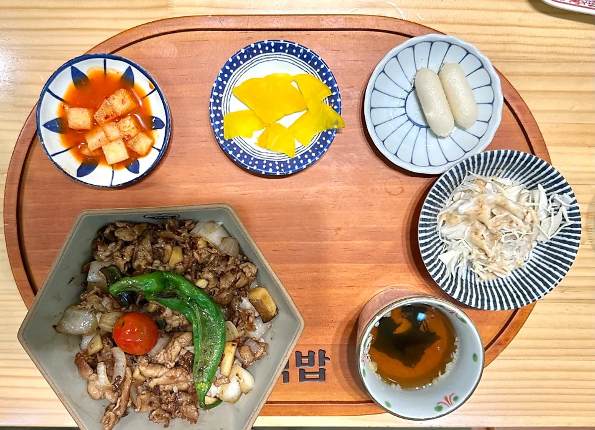 Table setting for the meat-loaded rice bowl at Hekbap Kkachisan Branch