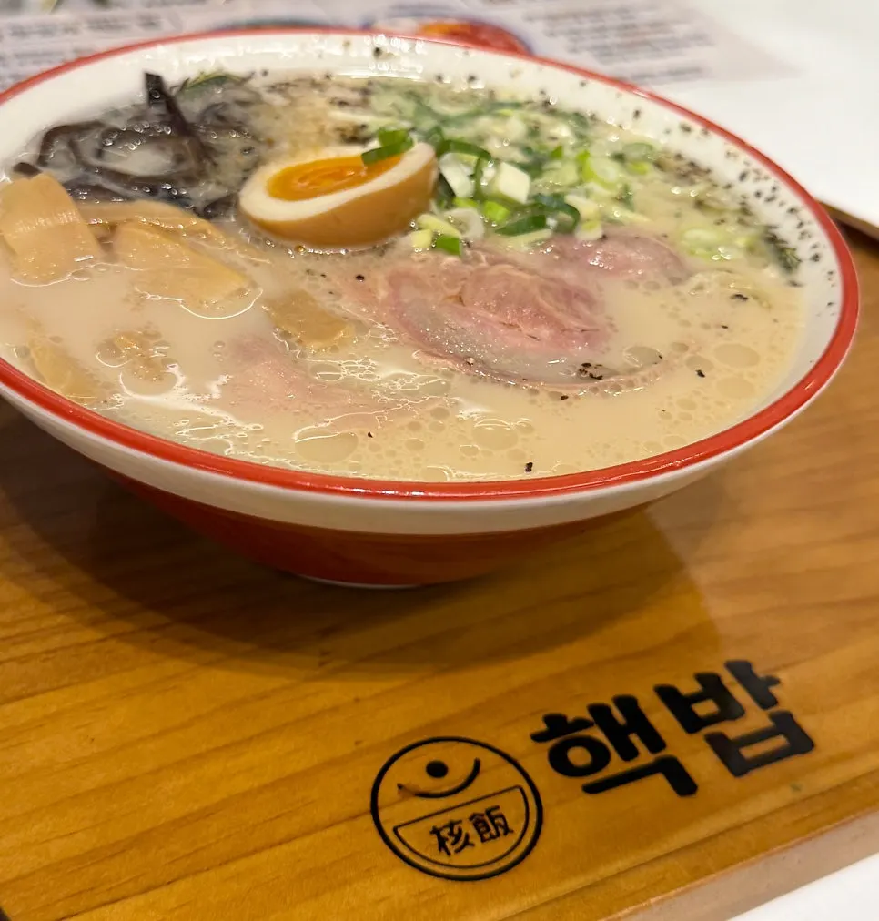 큐브스테이크덮밥과 돈코츠라멘 정식이 함께 놓인 테이블