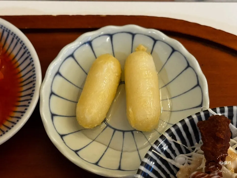 정식에 함께 나온 우동과 가라아게 2조각