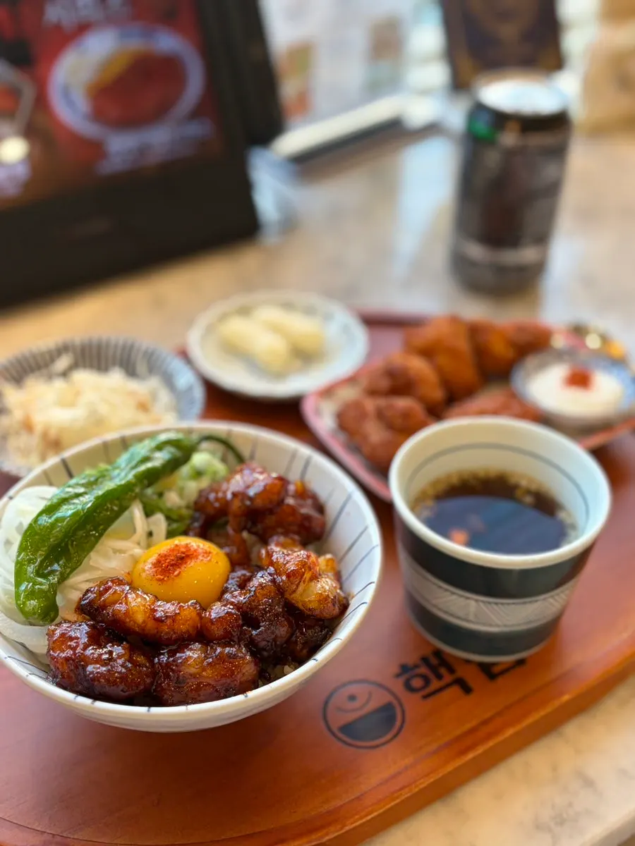 정갈하게 차려진 대창덮밥 한상 차림
