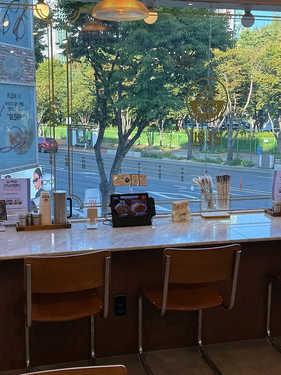 창가에 길게 놓인 바 테이블 좌석