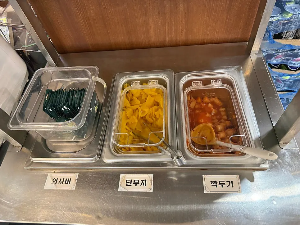 와사비와 단무지, 깍두기가 놓인 셀프 반찬대
