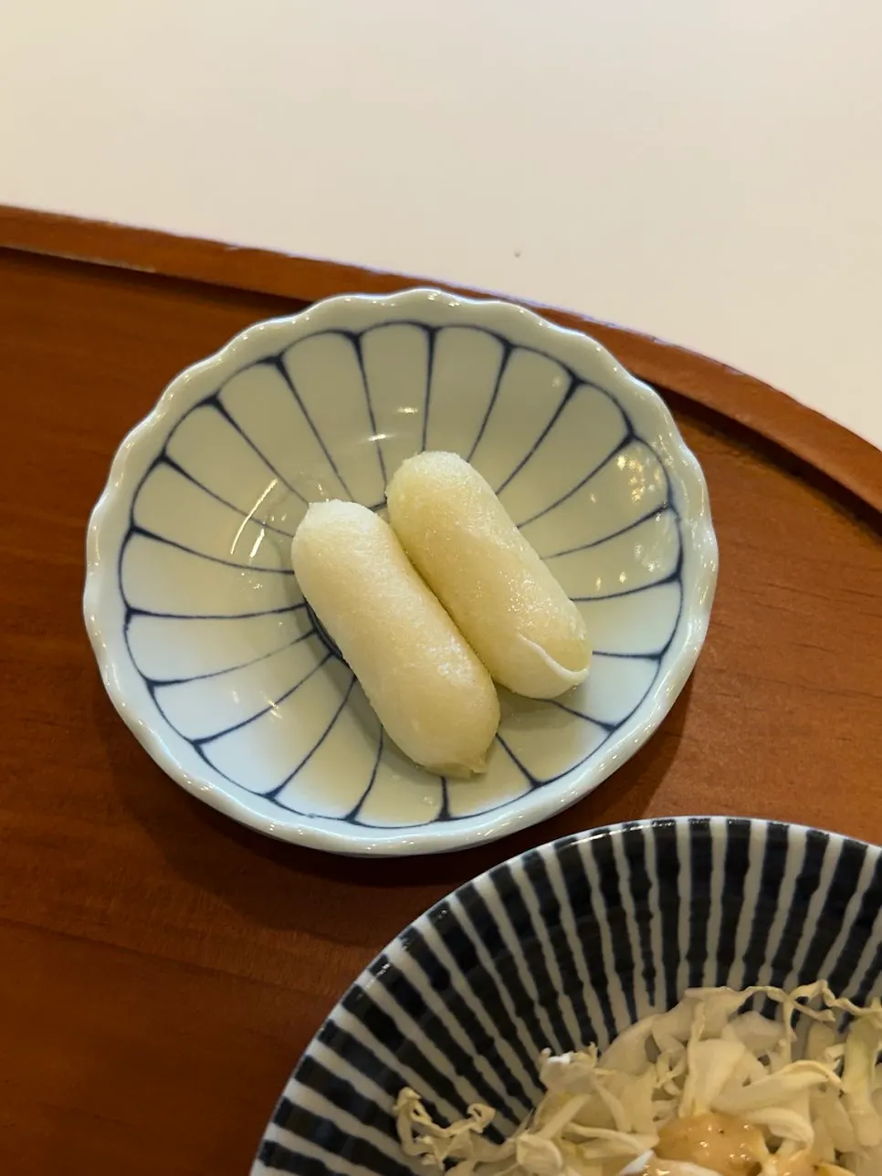 연어덮밥 트레이에 함께 나온 치즈떡