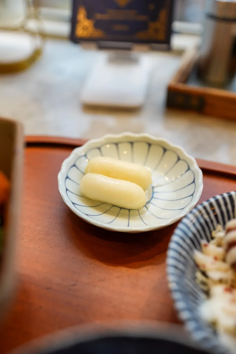 창가 자리에 차려진 항정살덮밥 세로 컷