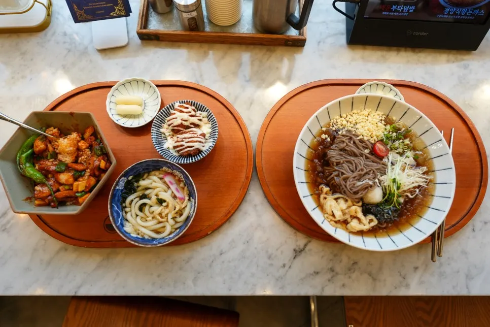 살얼음 동동 뜬 냉모밀 육수와 메밀면