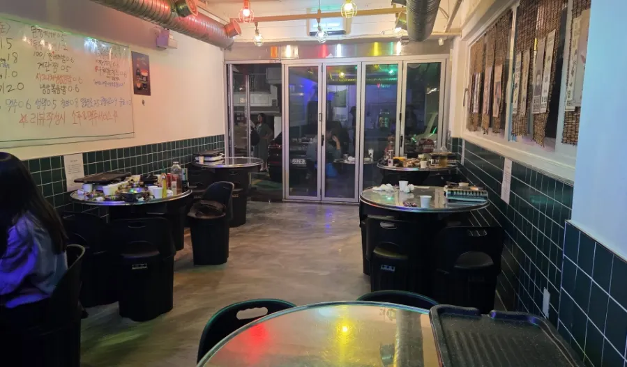 Seating and lighting inside Jabdam