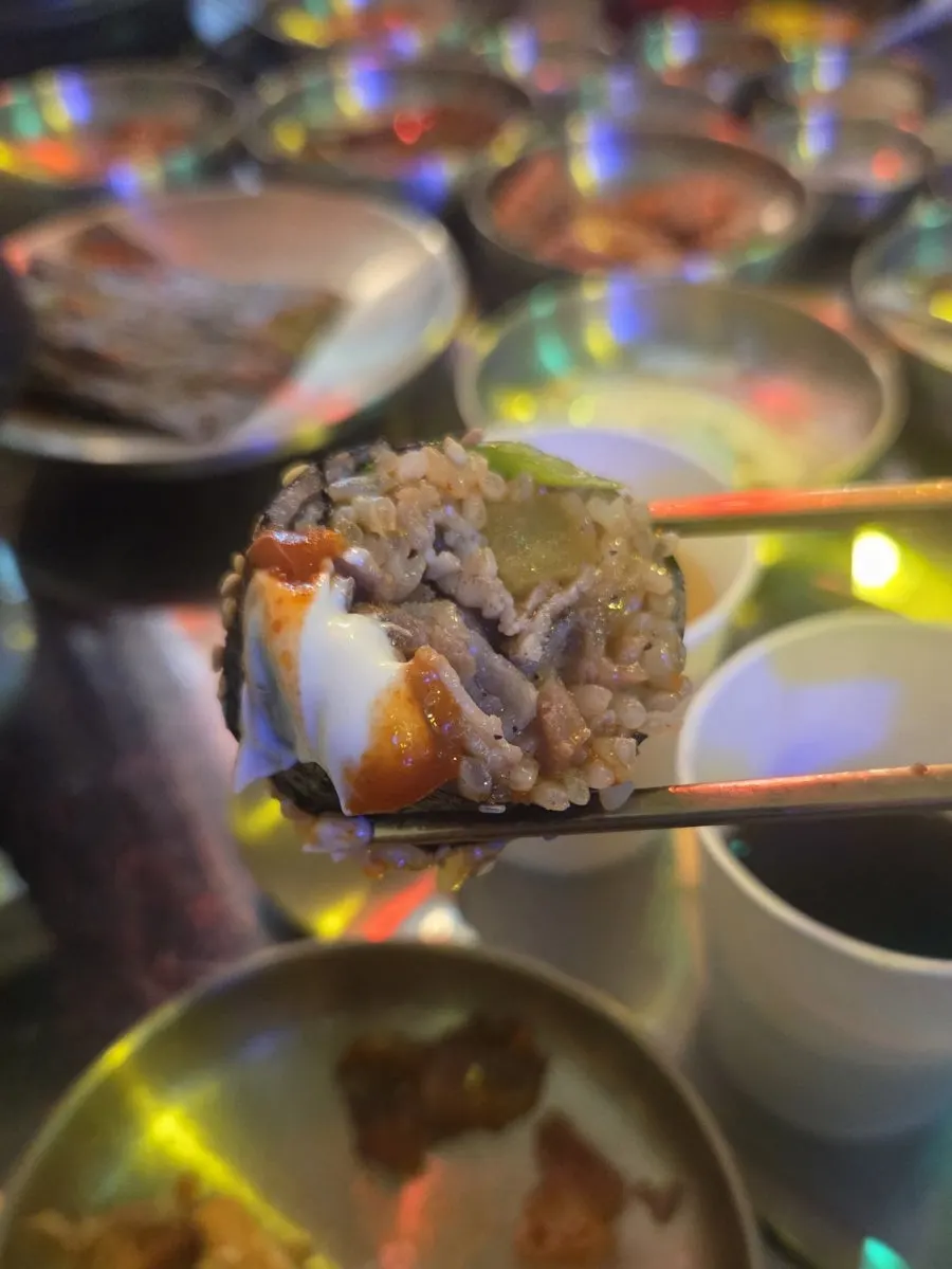 Naengsam gimbap eaten with sauce