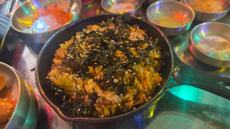 Naengsam fried rice topped with crushed gim