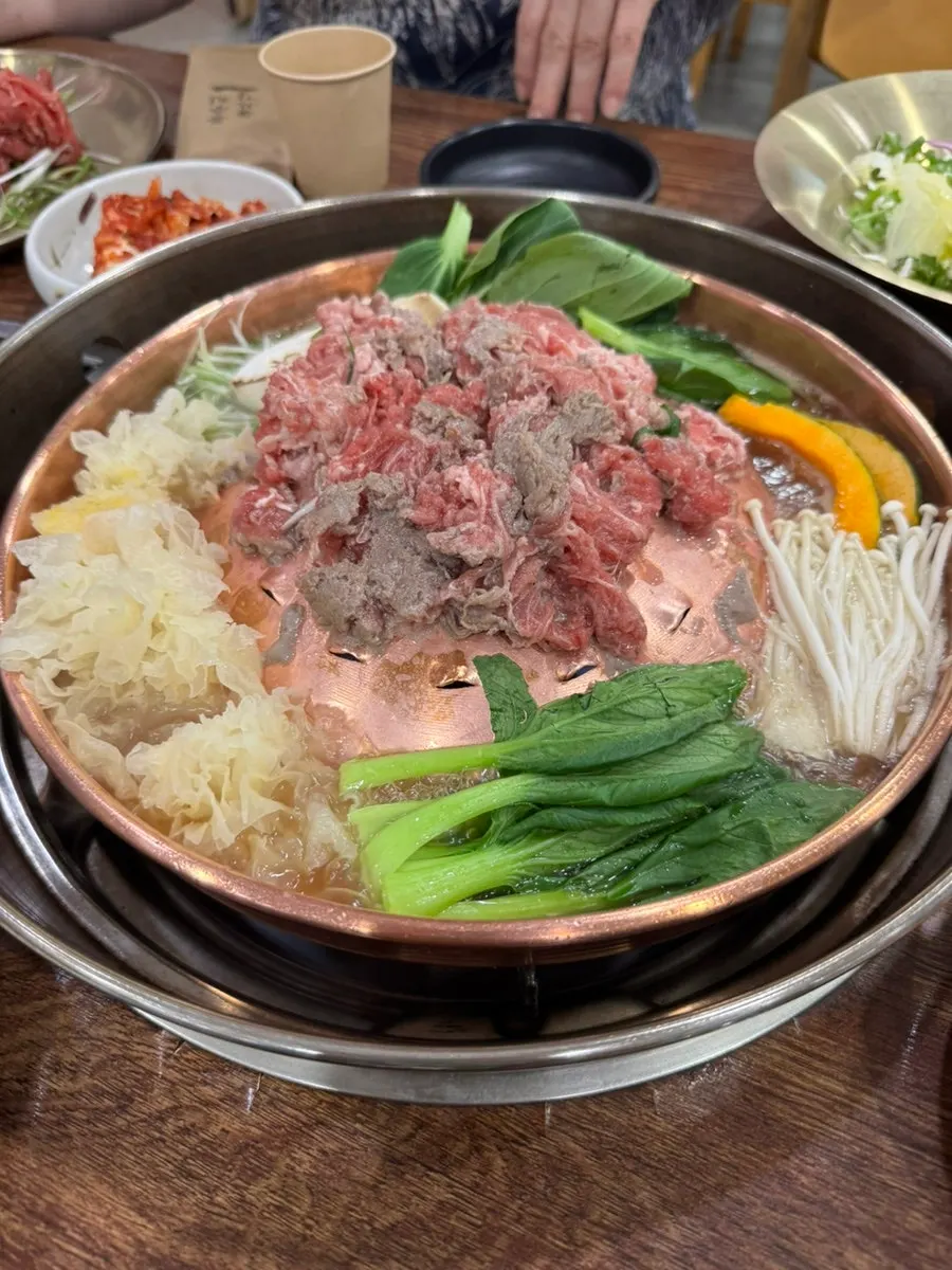 육수에 담가 먹는 불고기와 야채