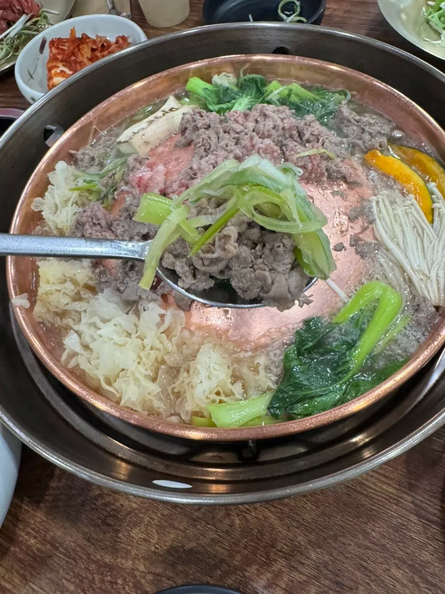 버섯과 함께 익힌 불고기 한 접시
