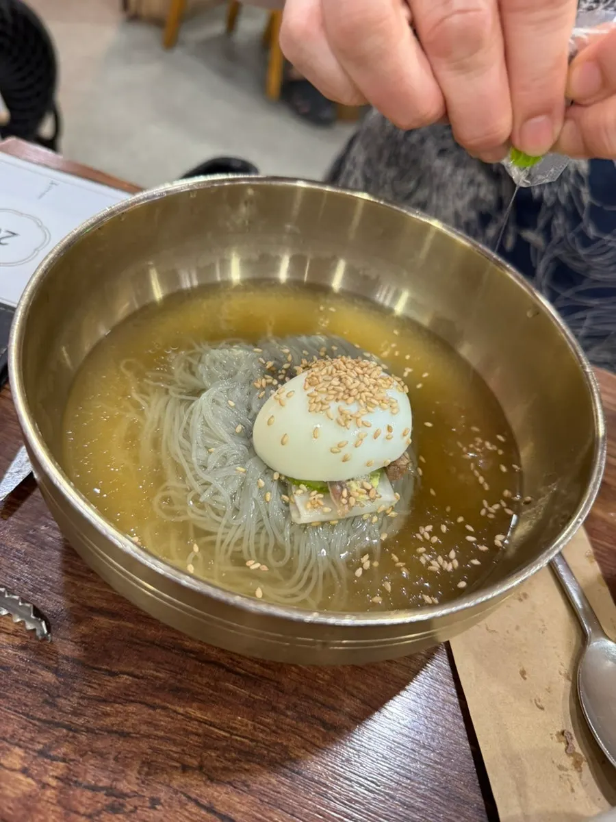 세트에 포함된 후식 비빔냉면
