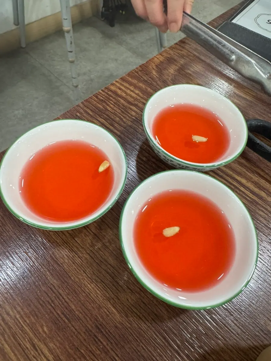 잣이 올라간 오미자차