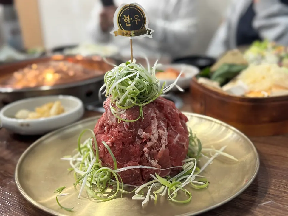 접시에 높이 쌓인 한우불고기 고기