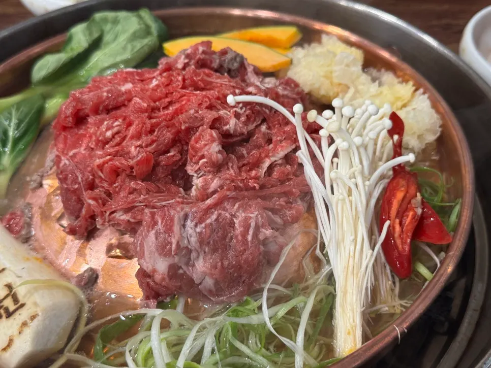동판 위에 세팅된 불고기와 가장자리 육수
