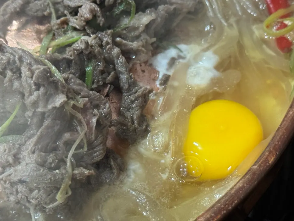 불고기 육수에 깨 넣어 익히는 수란