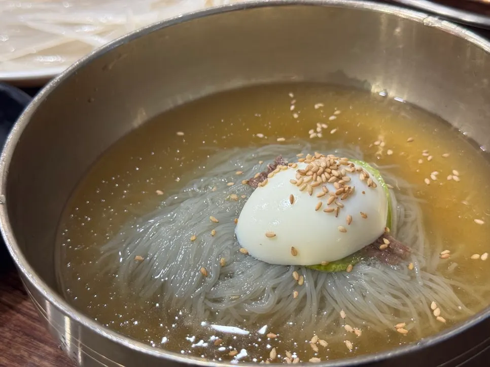세트에 포함된 후식 물냉면