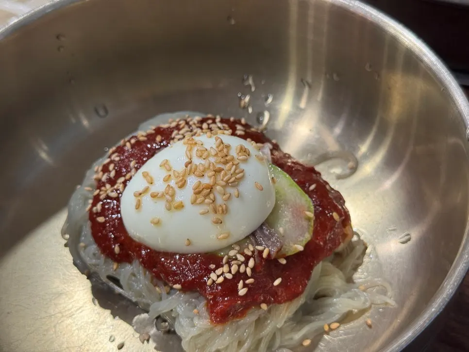 딸아이가 선택한 후식 비빔냉면
