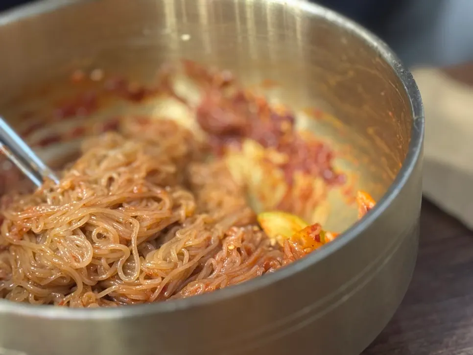 비빔냉면 위에 올린 불고기