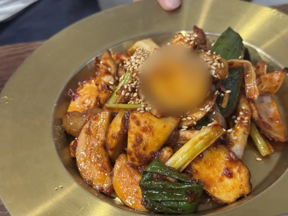 매콤한 양념의 오징어 직화구이