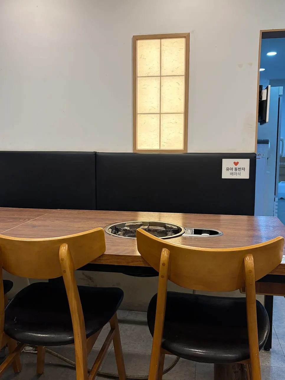 Dining hall at Dongchuwon Bulgogi suited for groups