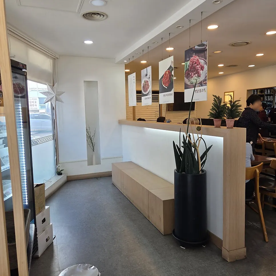 동추원불고기 대기석과 후식 커피·아이스크림 존