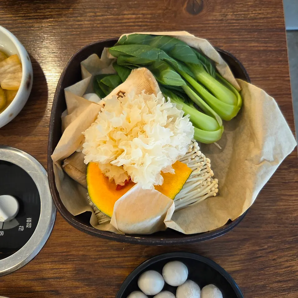 불고기와 함께 나온 신선한 야채