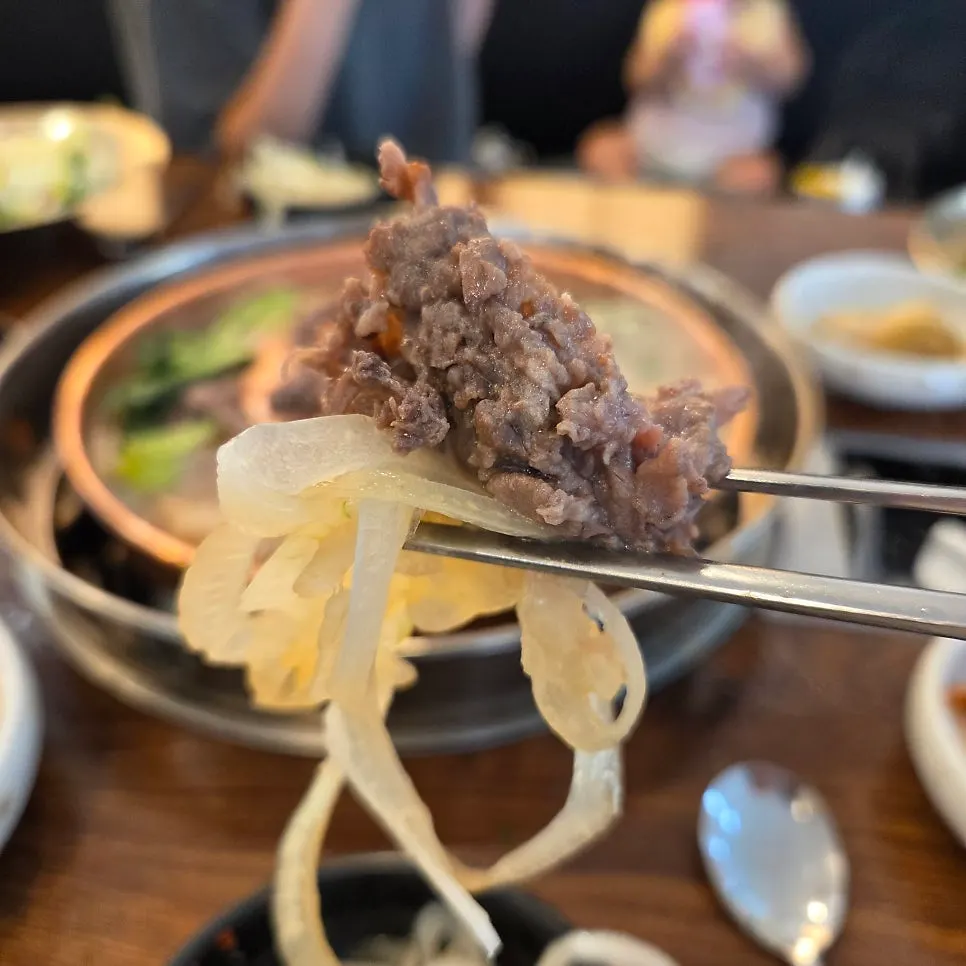 육수가 스며든 한우불고기 한 점