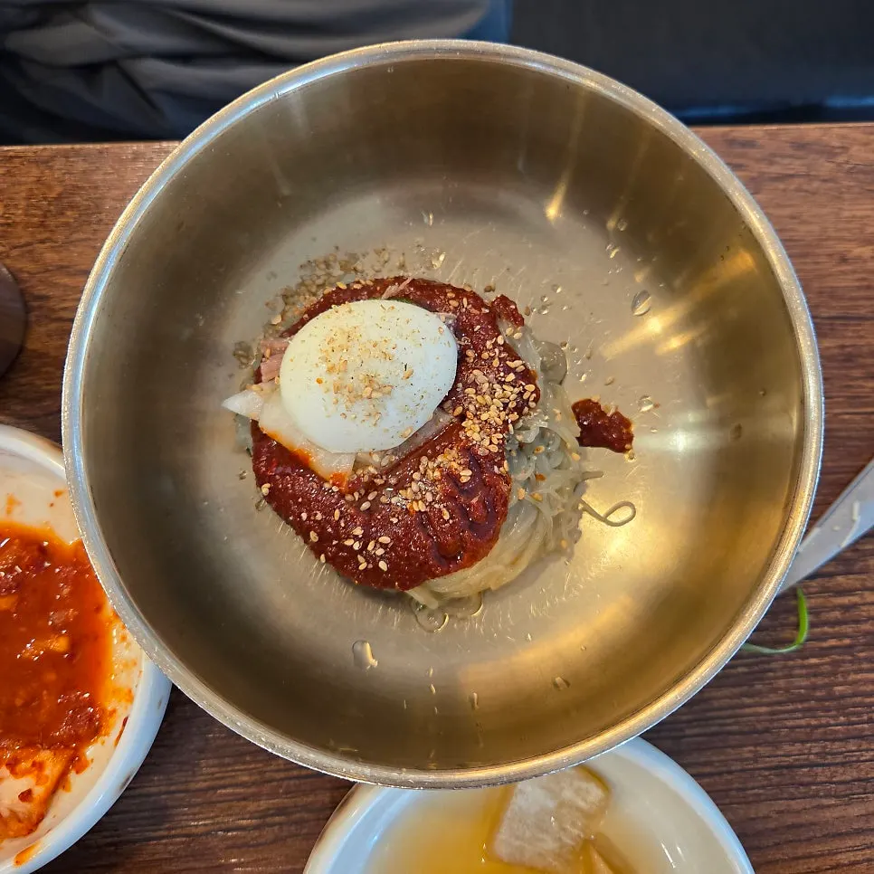 후식으로 나온 물냉면과 비빔냉면