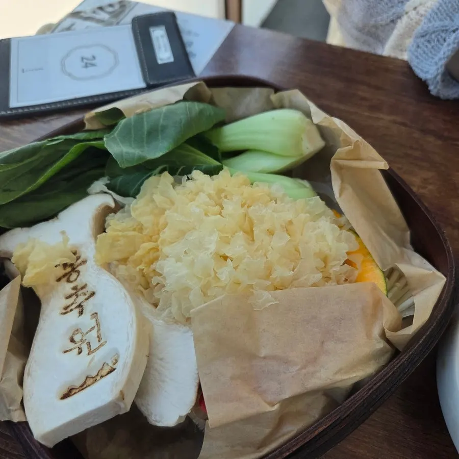 모닝빵이 포함된 불고기 세트