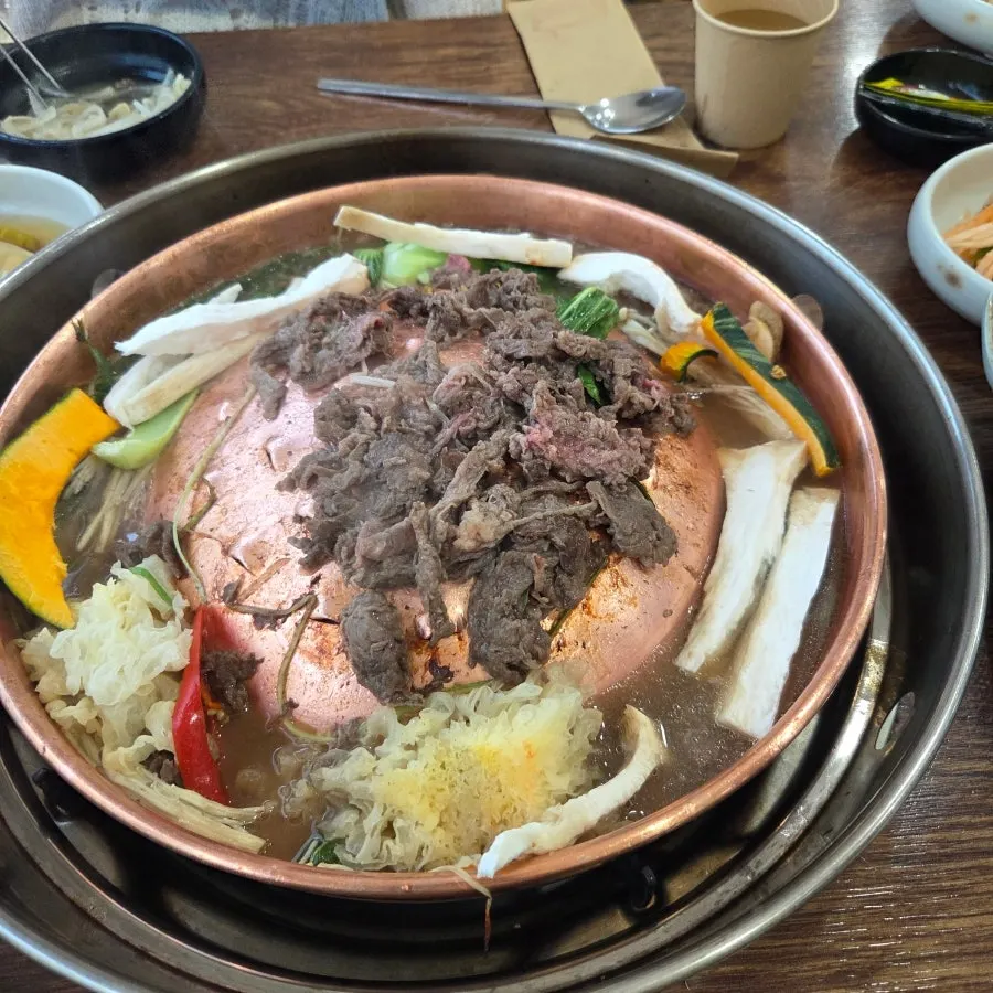 불판 위에서 익는 간장 양념 불고기