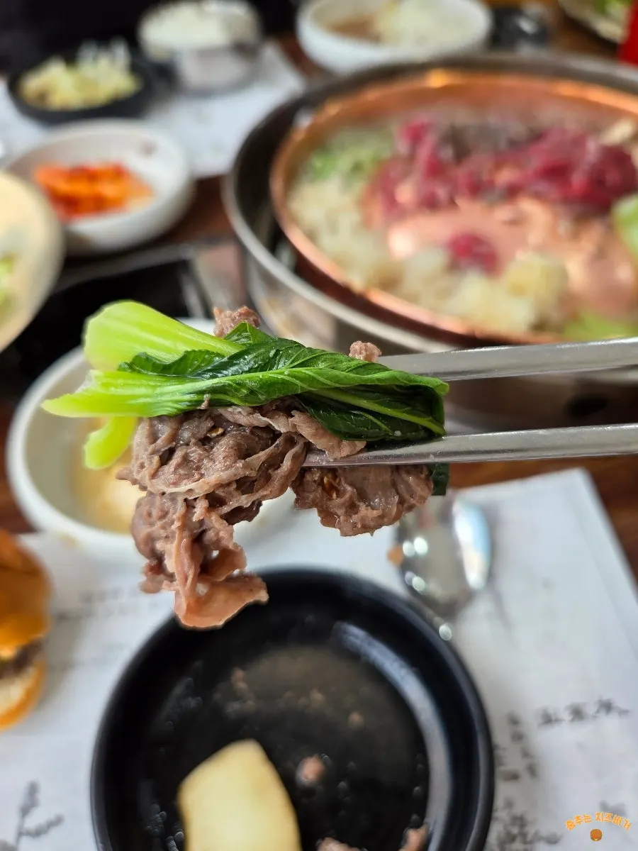 밑반찬을 곁들인 불고기