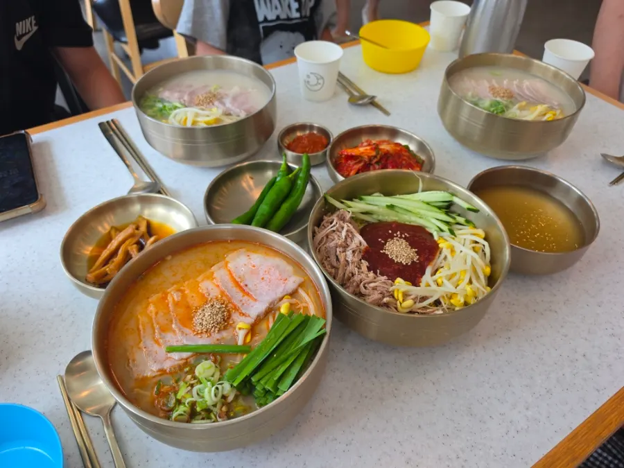 고기국수와 흑돼지 메뉴가 적힌 한담국수 메뉴판