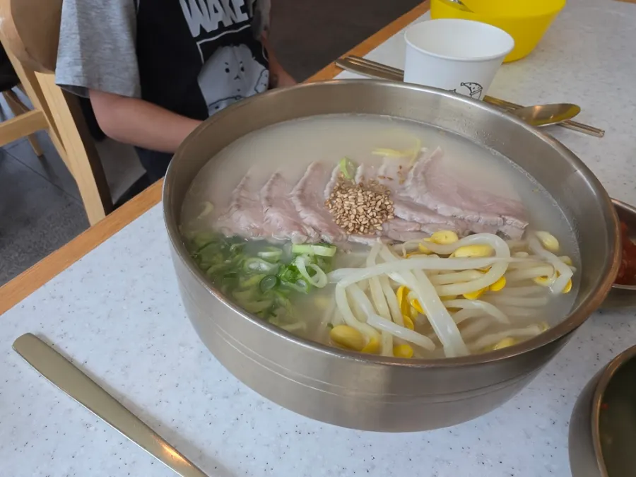 국수 세 그릇이 차려진 한담국수 상차림