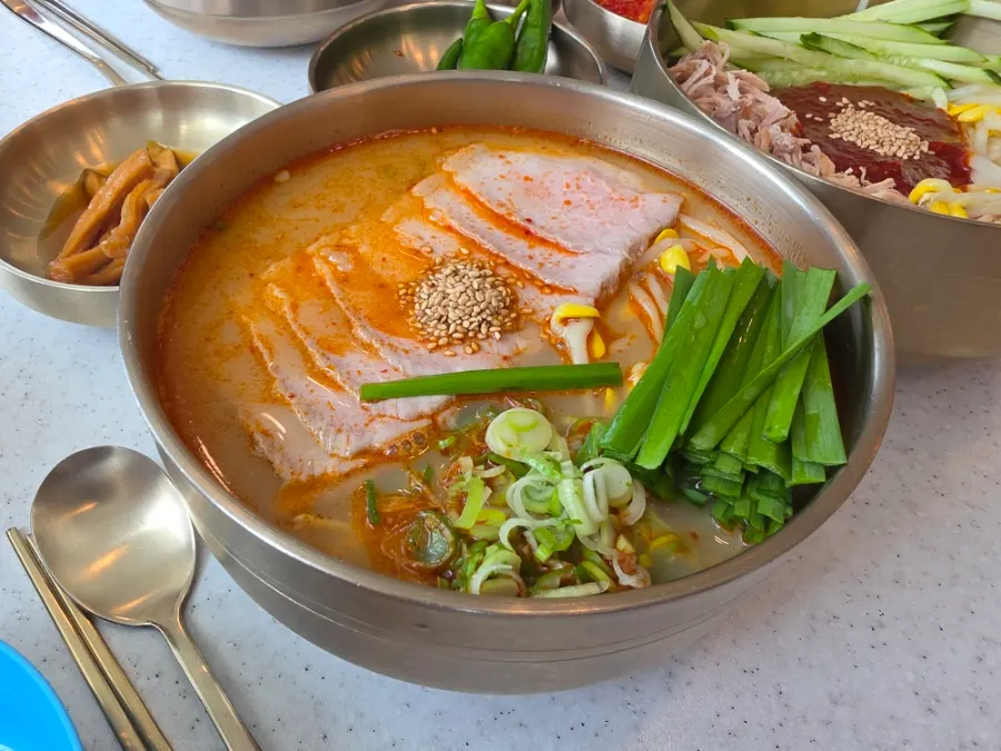 제주산 돼지고기 고명이 올라간 진한 사골 고기국수