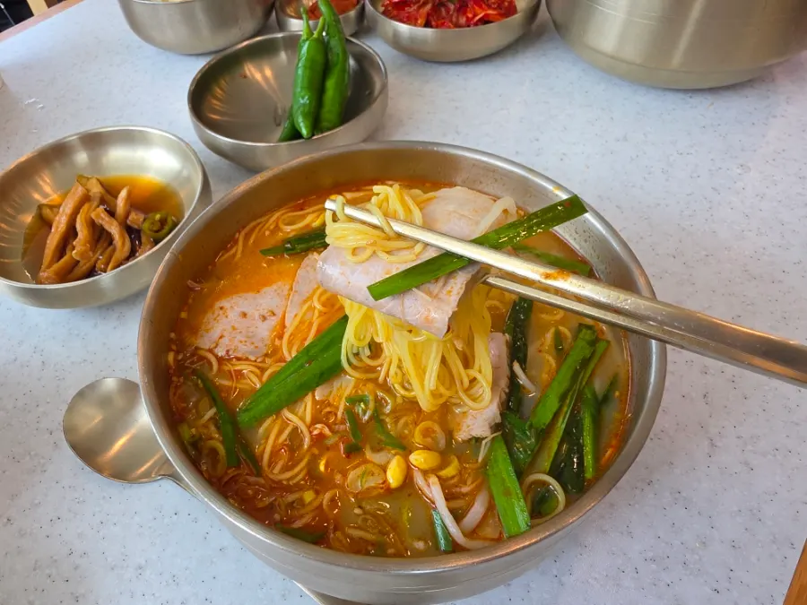 사골 고기국수 면발을 들어올린 모습