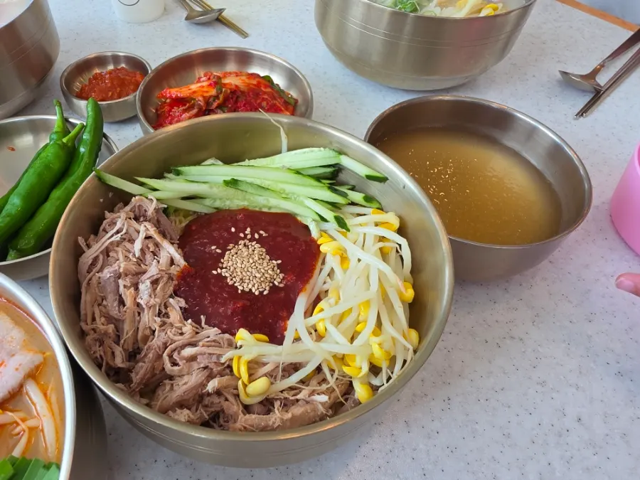 땅콩소스를 곁들인 한담국수 마라 고기국수