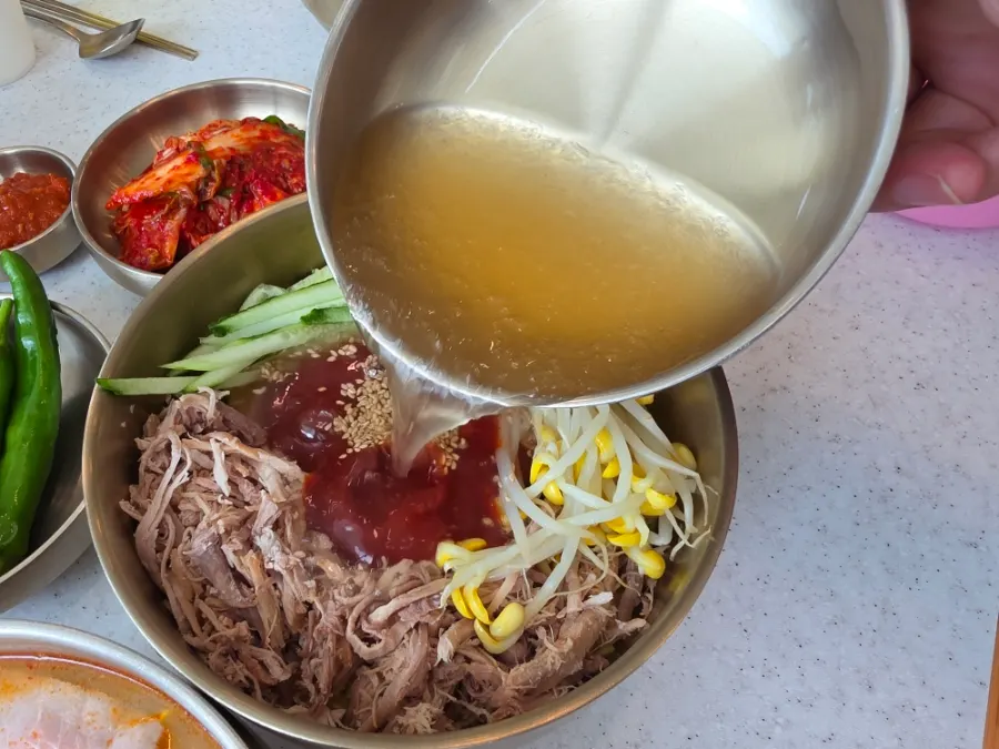 마라 고기국수 국물과 고기 고명 클로즈업