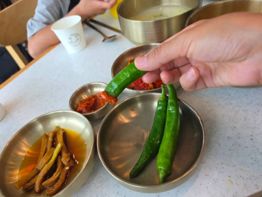 셀프바에서 담아온 김치와 무말랭이 장아찌