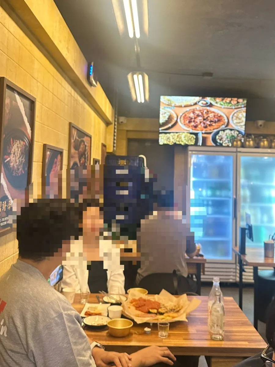The nostalgic interior atmosphere unique to jeon pubs