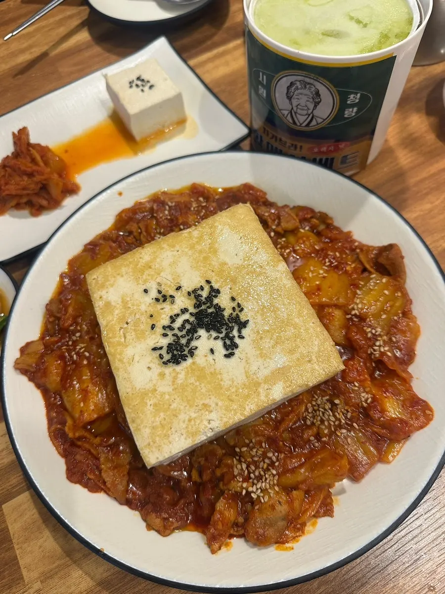 Atmosphere shot of the Yeongdeungpo-gu Office round-two jeon pub